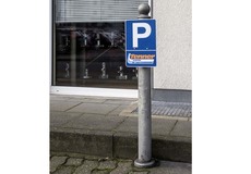 Entwurf, Herstellung und Montage von Parkplatzschildern 