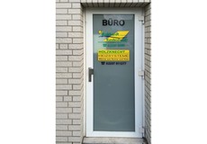 Beschriftung einer Bürotüre mit Folientexten und Logos