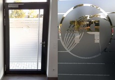 Entwurf und Montage von Glasdekorfolien als Sichtschutz an einer Eingangstüre