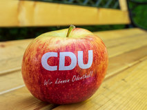 Entwurf und Produktion von bedruckten Äpfeln mit essbarer Farbe. Als Geschenk im Rahmen der Kommunalwahl 2020