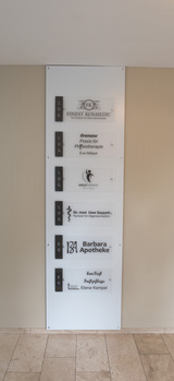 Entwurf, Produktion und Montage eines Aludibondschilds mit aufgesetzten Plexiglasplatten in Frostoptik. 