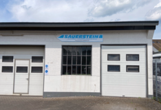 Entwurf, Herstellug und Montage eines Firmenschilds.
Hier wurde das vorhandene Schild auf der Rückseite neu beschriftet.