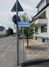Entwurf, Herstellug und Montage von zwei Hinweisschildern.
Hier wurden die vorhandenen Schild neu beschriftet.
