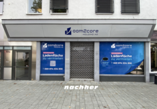 Ladenlokal mit neuer und aktueller Beschriftung der Maklerfirma.