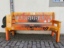 Beschriftung einer Parkbank im Schloss Morsbroich mit Logo und Webadresse des ZONTA-Club Leverkusen