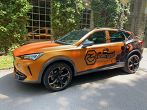 Entwurf und Vollfolierung eines Cupra Formentor in Orange semimatt, mit aufgesetzten Hexagonen und Logos in Effektschwarz metallic
