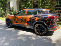 Entwurf und Vollfolierung eines Cupra Formentor in Orange semimatt, mit aufgesetzten Hexagonen und Logos in Effektschwarz metallic